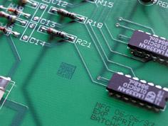 電子產品及零配件高效追溯解決方案 PVC板噴碼機與電子零部件噴印技術解析